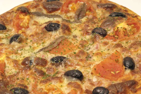 Dettaglio Una Pizza Con Olive Pomodoro Acciughe — Foto Stock