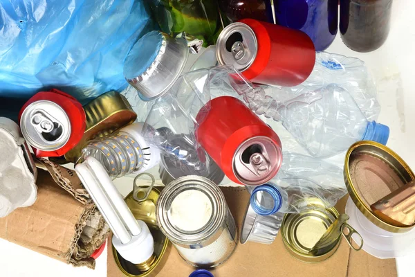 Śmieci Recyklingu Szklane Butelki Puszki Plastikowa Butelka Żarówka — Zdjęcie stockowe