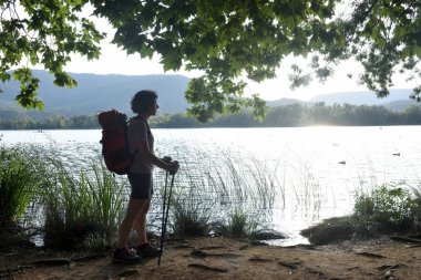 Geziye gidiyor ve gün batımı düşünürken kadın