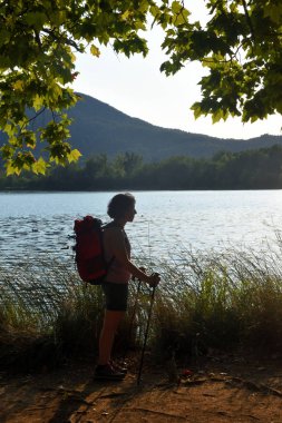 Güneşin battığı zaman bir gölde arayan kadın