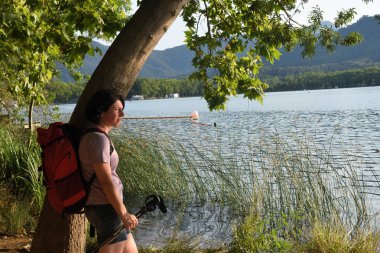 Güneşin battığı zaman bir gölde arayan kadın
