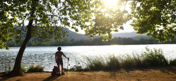 Mujer Mirando Lago Cuando Sol Pone —  Fotos de Stock