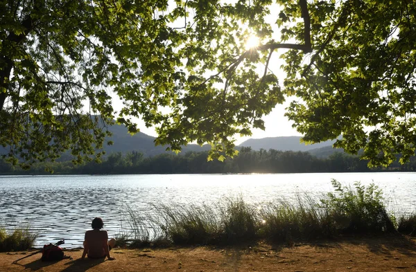 Mujer Excursión Contemplando Atardecer —  Fotos de Stock