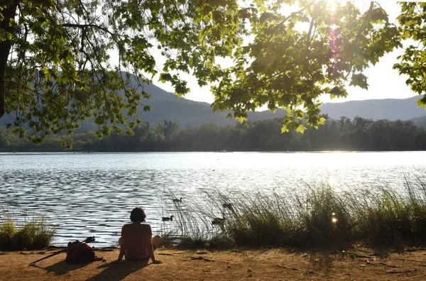 Geziye gidiyor ve gün batımı düşünürken kadın
