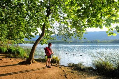Güneşin battığı zaman bir gölde arayan kadın