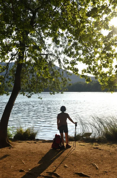 Geziye gidiyor ve gün batımı düşünürken kadın