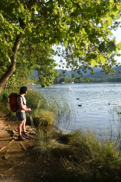Güneşin battığı zaman bir gölde arayan kadın