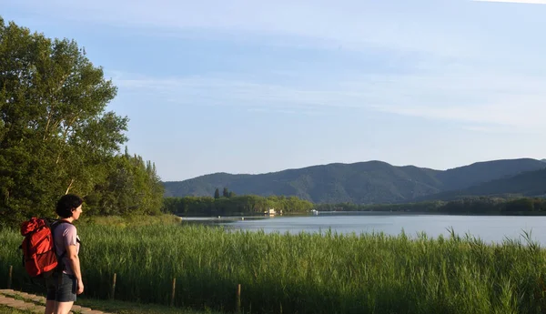 Excursionista Femenina Frente Lago Atardecer —  Fotos de Stock