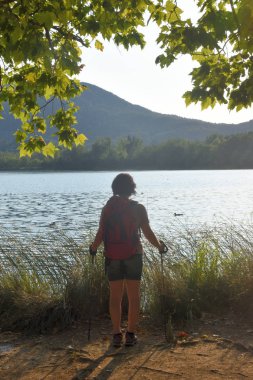 Geziye gidiyor ve gün batımı düşünürken kadın