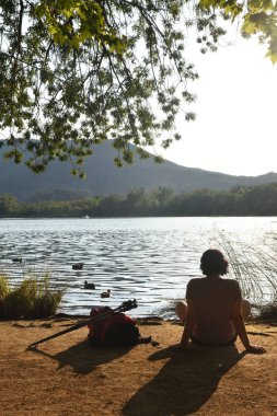 Geziye gidiyor ve gün batımı düşünürken kadın