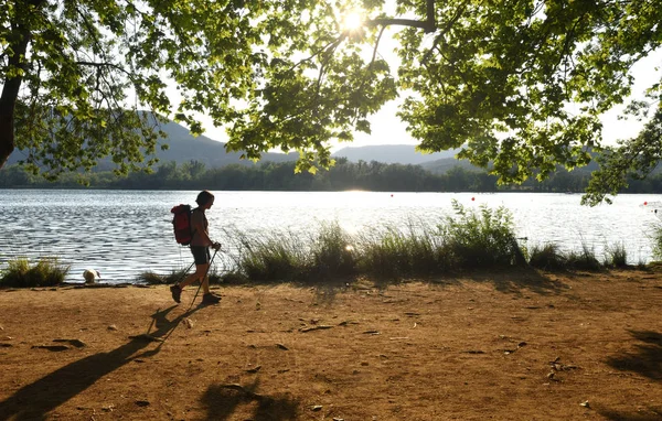 Excursionista Femenina Frente Lago Atardecer —  Fotos de Stock