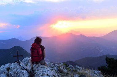 gün batımını düşünürken uzun yürüyüşe çıkan kimse