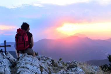 gün batımını düşünürken uzun yürüyüşe çıkan kimse