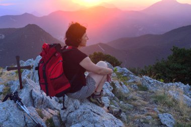 gün batımını düşünürken uzun yürüyüşe çıkan kimse