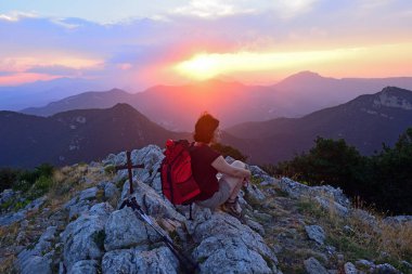gün batımını düşünürken uzun yürüyüşe çıkan kimse