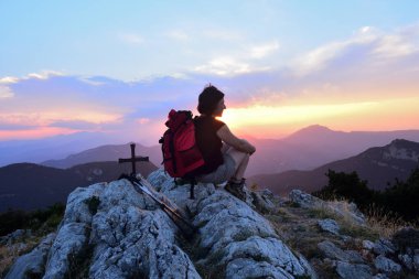 gün batımını düşünürken uzun yürüyüşe çıkan kimse