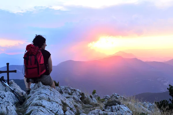 gün batımını düşünürken uzun yürüyüşe çıkan kimse