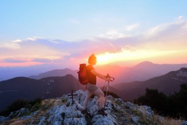 üstten günbatımı düşünürken kadın uzun yürüyüşe çıkan kimse