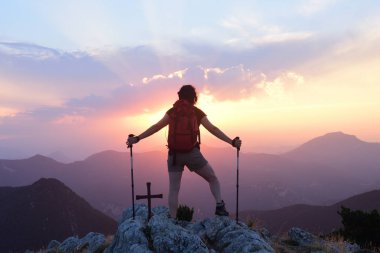 Gün batımını izlemek uzun yürüyüşe çıkan kimse kadın