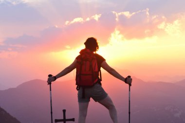 Gün batımını izlemek uzun yürüyüşe çıkan kimse kadın