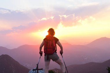 Gün batımını izlemek uzun yürüyüşe çıkan kimse kadın