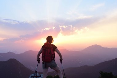 Gün batımını izlemek uzun yürüyüşe çıkan kimse kadın