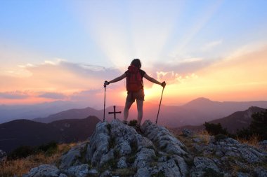 Gün batımını izlemek uzun yürüyüşe çıkan kimse kadın