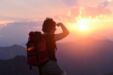 Uzun yürüyüşe çıkan kimse kadın eliyle alnında arıyor