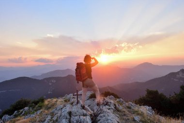 Uzun yürüyüşe çıkan kimse kadın eliyle alnında arıyor