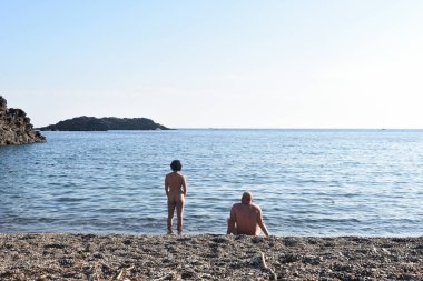 Çıplaklar çift bir plajda