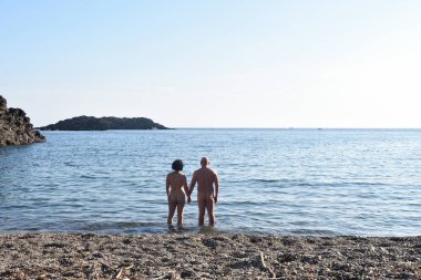 Çıplaklar çift bir plajda