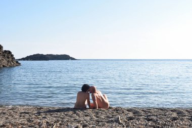 Sahilde çıplaklar çift