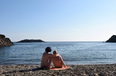 Çıplaklar çift bir plajda