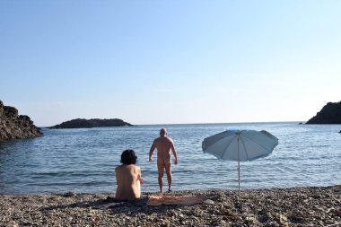 Çıplaklar çift bir plajda