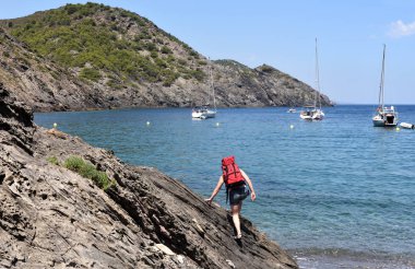 gezi kadın denize yakın