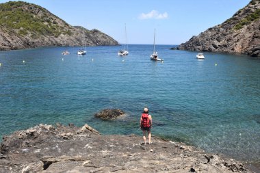 gezi kadın denize yakın