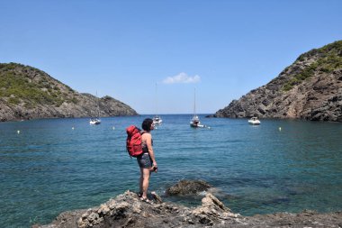 gezi kadın denize yakın