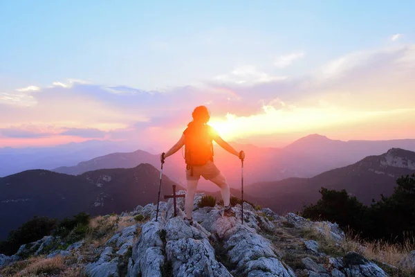 üstten günbatımı düşünürken kadın uzun yürüyüşe çıkan kimse
