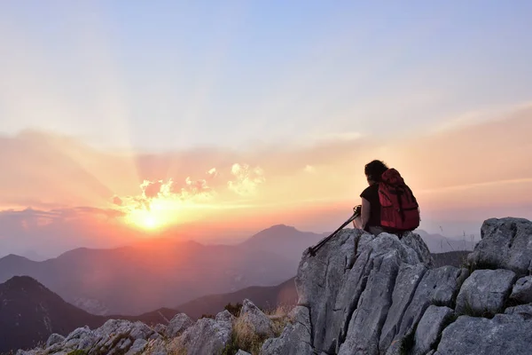 Mujer Excursionista Descansando Observando Sol — Foto de Stock