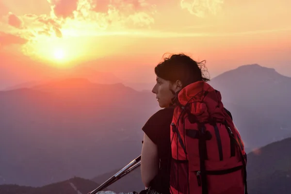 Kvinnliga Hiker Vila Och Titta Solnedgången — Stockfoto