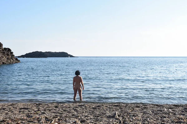 Bir sahilde çıplaklar kadın