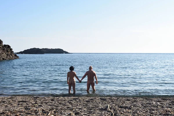 Çıplaklar çift bir plajda