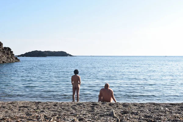 Çıplaklar çift bir plajda