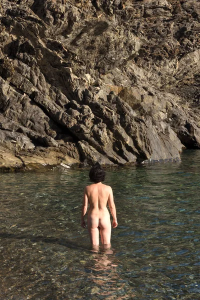 bir kumsalda banyo çıplaklar kadın