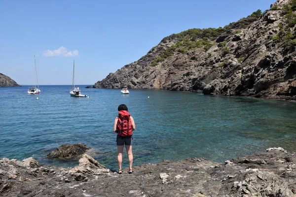 gezi kadın denize yakın