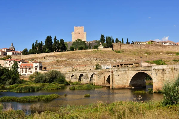 桥梁的看法和卡斯蒂利亚的亨利 的城堡 第十四世纪 Agueda 罗德里哥 卡斯蒂利亚并且利昂 西班牙 — 图库照片