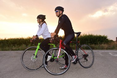 bisikletçiler birkaç yolda durdu