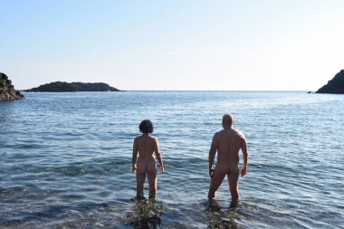 Sahilde çıplaklar çift