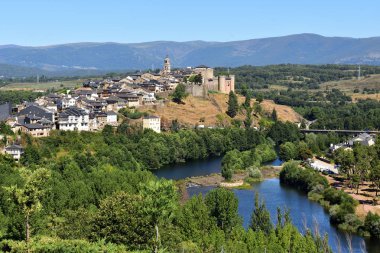 Puebla de Sanabria ve nehir Tera, Zamora Eyaleti, Castilla-Leon, İspanya ortaçağ kasabasının yükseltilmiş görünümü