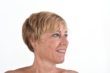 Beyaz üzerinde orta yaşlı bir kadının portresi